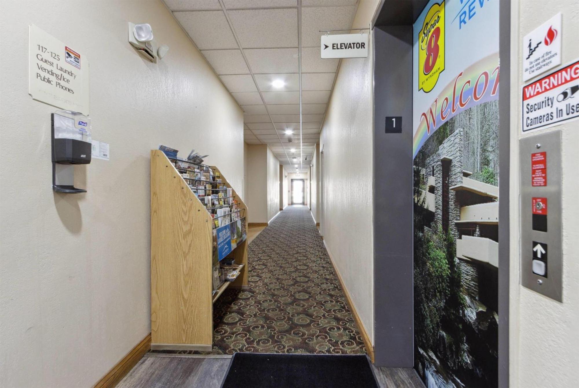 Super 8 By Wyndham Uniontown Pa Hotel Exterior foto